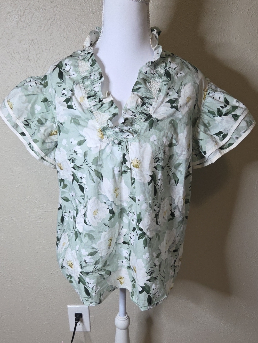 She + Sky Sage Green Floral Ruffled V-Neck Blouse, Sz LG, Barely Worn!